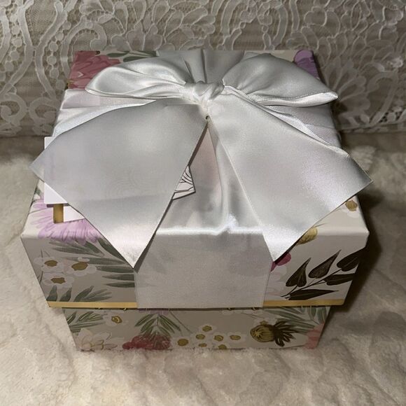 PAPYRUS Set of Two Floral Top White Lavender Bow Square Nesting Gift Boxes - Picture 2 of 15